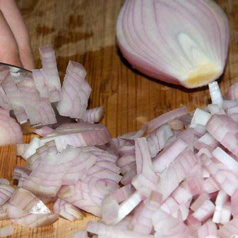 1. Этап. Соус для рыбы из вина, масла и каперсов: Почистите и нарежьте лук.