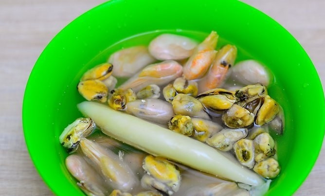 1. Этап. Чиопино: 7. Замороженные морепродукты залейте водой, а после обсушите.