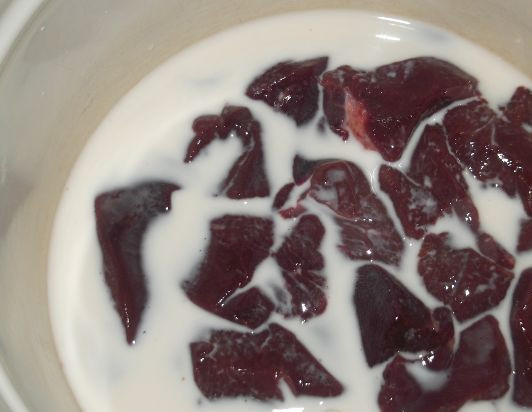 1. Этап. Гуляш из печенки свиной: 2. Свиная печень готовится быстро, а чтобы избавить её от горечи и сделать мягче, нужно замочить ее в молоке. Нарежьте печень кусочками желаемого размера и оставьте на 20 минут в молоке.