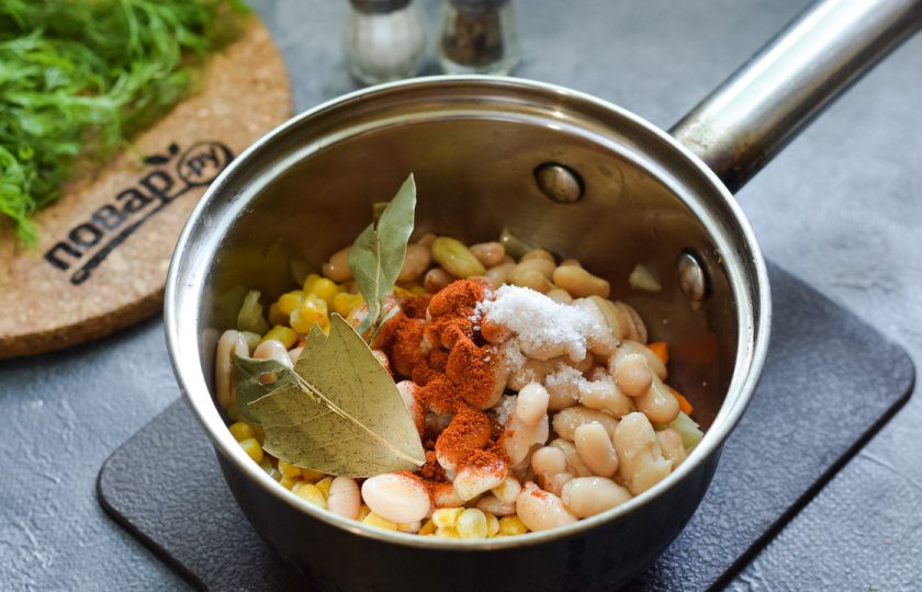 1. Этап. Суп с фасолью и кукурузой: Всыпьте к фасоли соль, перец, паприку, лавровый лист.