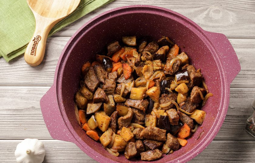 1. Этап. Тушёная картошка с мясом и баклажанами: Готовьте периодически помешивая ещё около 7 минут. Баклажаны должны стать мягкие и уменьшиться в размере.