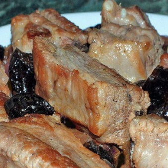 Свиные ребрышки с черносливом