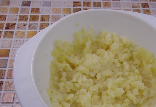 1. Этап. Картофельные ватрушки с тунцом: Заранее отваренный картофель размять в пюре.