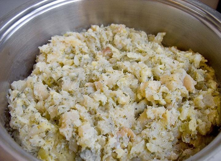 1. Этап. Рыбные котлеты в аэрогриле: Рыбное филе перекручиваем на мясорубке и соединяем в обжаренным луком, хлебом, замоченным в молоке, яйцом, солью и перцем.