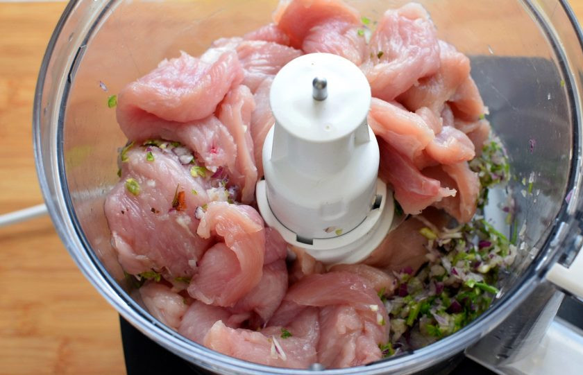 1. Этап. Острый бургер с индейкой: Сложите в чашу блендера красный лук, острый свежий перец халапеньо или зеленый чили без семян и немного зелени сельдерея. Пробейте в крупную крошку. Добавьте филе индейки и пробейте все вместе короткими импульсами до объединения.