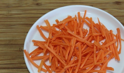 1. Этап. Салат с тунцом и горячей заправкой: Морковь натереть на терке.