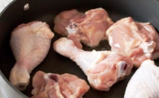 1. Этап. Чахохбили из курицы классический рецепт: Куриное мясо порежьте на равные кусочки, промойте и обжарьте на сковороде до золотистой корочки со всех сторон.