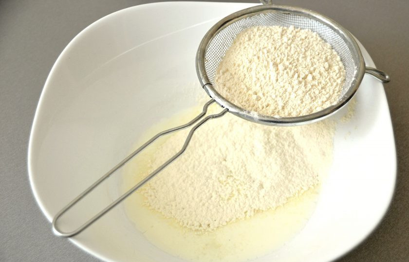 1. Этап. Ложные куриные ножки: Влейте в миску кефир, добавьте соду и просейте муку.