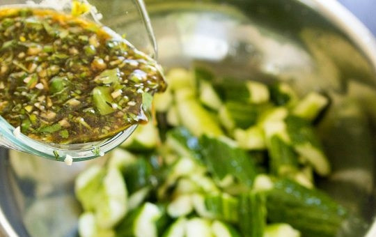 1. Этап. Салат из курицы с огурцами по-китайски: 5. Добавьте соус в салат, перемешайте и оставьте на некоторое время.