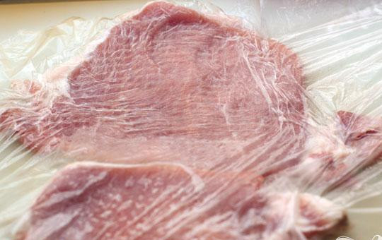 1. Этап. Свиная корейка в соевом кляре: 1. Свиная корейка режется примерной толщины два сантиметра, накрывается пищевой пленкой, затем хорошо отбивается. Приблизительно в два раза после отбивания мяса должна увеличиться площадь кусочков мяса, естественно, толщина его уменьшается.