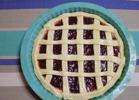 1. Этап. Дрожжевой пирог с вареньем: 8. Вторую часть тонко раскатайте и нарежьте полосками. Полоски разложите по пирогу. Смажьте желтком. Отправьте в теплое место на 20 минут для подъема. После чего выпекайте в духовке при 180 градусах 35-40 минут.