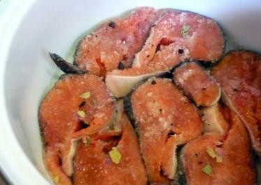 1. Этап. Горбуша маринованная: Выкладываем рыбу слоями с глубокую посуду и ставим на 40 минут под пресс.