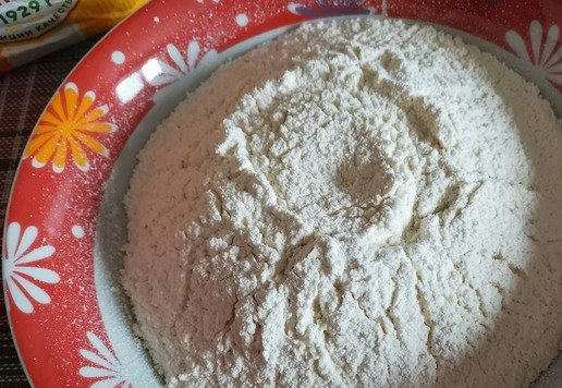 1. Этап. Формовой хлеб с сушёным луком: Просеять пшеничную муку.