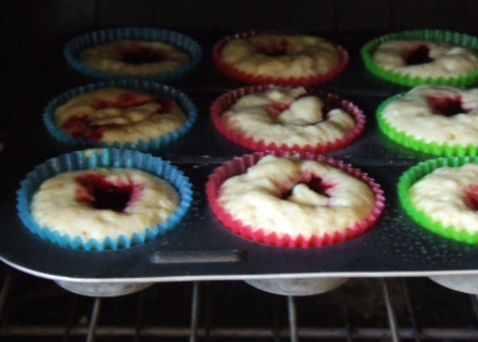 1. Этап. Маффины на кефире: 7. Разложите тесто в формы. При желании сверху добавьте варенье или ягодку. Отправьте в разогретую духовку и выпекайте до готовности примерно 20 минут.