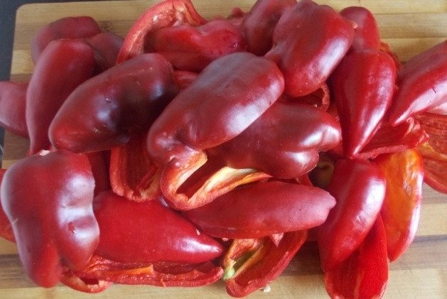 1. Этап. Помидоры с хреном: 2. Перец лучше брать такого же красного цвета, чтобы аджика не 