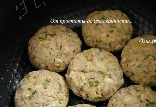 1. Этап. Рыбные котлеты с кедровыми орешками: Сформируйте 6-7 котлет, выложите в чашу мультиварки, смазанную маслом.