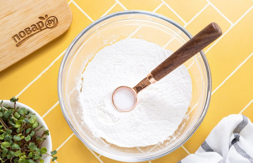 1. Этап. Рисовые токпокки: Рисовую муку смешайте с солью.