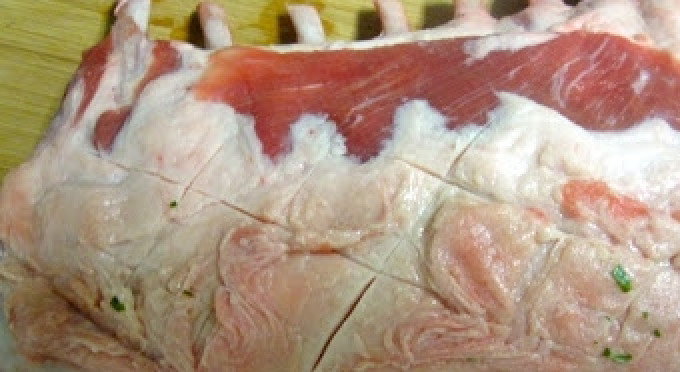 1. Этап. Ребрышки ягненка в духовке: Теперь возьмите мясо. На его жирной стороне сделайте надрезы по периметру, а затем натрите смесью специй и трав.