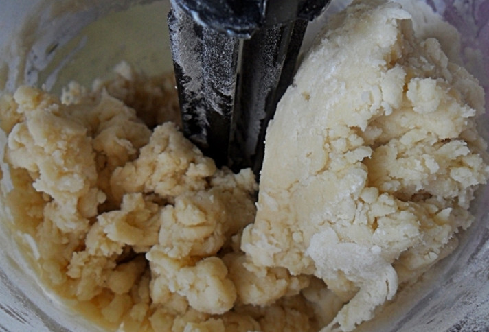 1. Этап. Маковый пирог: Превращаем массу в крошку. Замешиваем тесто.