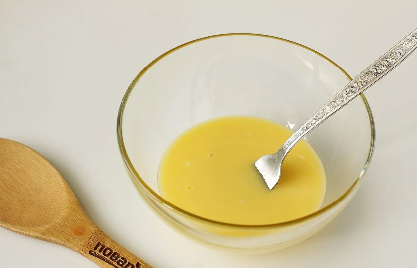 1. Этап. Песочное печенье на желтках: Желтки перетрите с сахаром и ванилином. Добавьте растопленное сливочное масло (масло предварительно охладите).