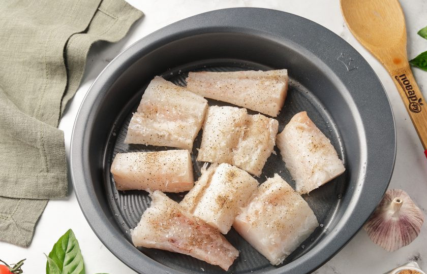 1. Этап. Треска, запеченная под соусом: Выложите филе трески в жаропрочную форму. Посолите и поперчите по вкусу. Можно сбрызнуть рыбу лимонным соком.