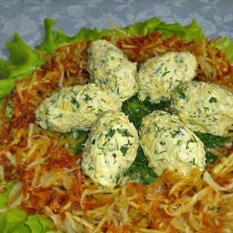 Салат Гнездо глухаря с грибами