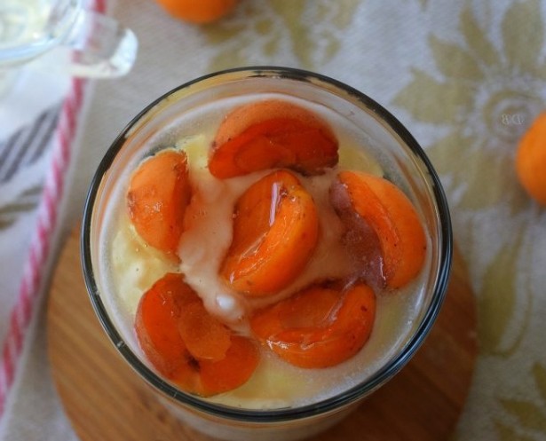 1. Stage. Apricot Yogurt: Put apricots on yogurt and pour honey to your taste.