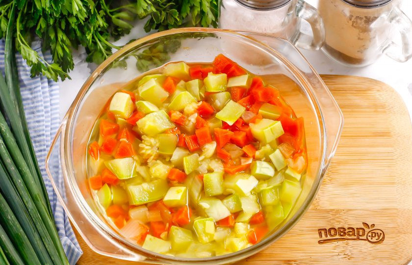 1. Этап. Кабачковая икра в микроволновке: Влейте воду и поместите емкость в микроволновку на 5 минут, включая самую высокую мощность техники. Обязательно накройте емкость сверху специальной крышкой или тарелкой. Больше воды не добавляйте, так как кабачки сами выделят жидкость.