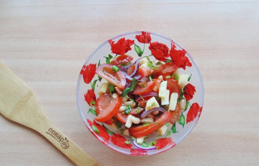 1. Этап. Салат с фасолью и яблоками: Залейте салат приготовленной заправкой и перемешайте.