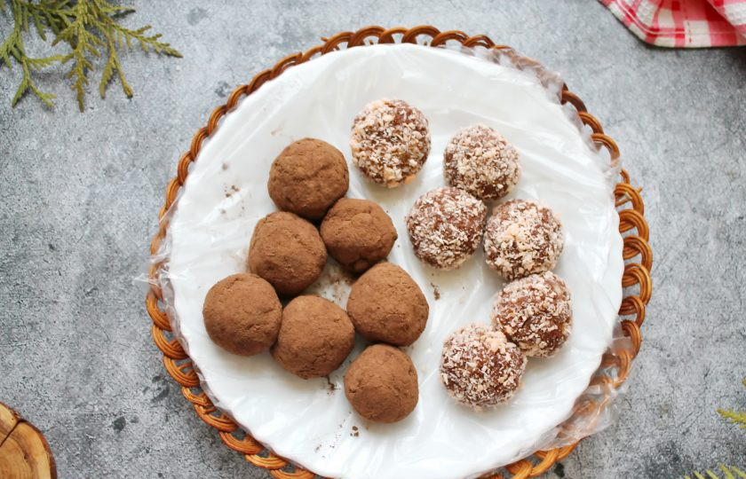 1. Этап. Конфеты из печенья с бананом: Половину конфет обваляйте в какао порошке, а вторую в кокосовой стружке. Уберите конфеты на 20-30 минут в холодильник, затем подавайте к столу.