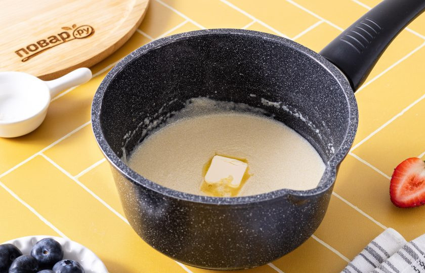 1. Этап. Манная каша простая: Снимете кастрюлю с плиты, добавьте кусочек сливочного масла. Размешайте, чтобы оно растаяло.