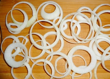 1. Этап. Куриные сердечки в мультиварке: Лук почистить, нарезать кольцами.