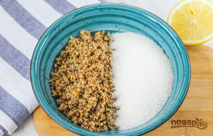 1. Этап. Ореховое печенье без муки: Пересыпьте ореховую крошку в глубокую емкость и туда же добавьте половину сахарного песка.