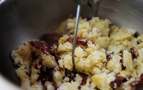 1. Этап. Картофельный гарнир: 2. Измельчите запеченный картофель с помощью толкушки.