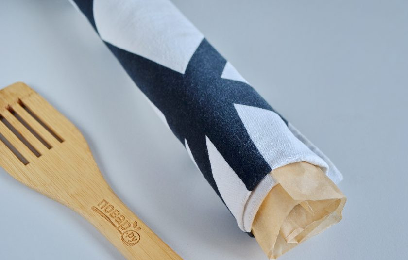 1. Этап. Тыквенный рулетик: Переверните готовый корж на полотенце и сверните осторожно его в рулетик вместе с бумагой. Оставьте до полного остывания.