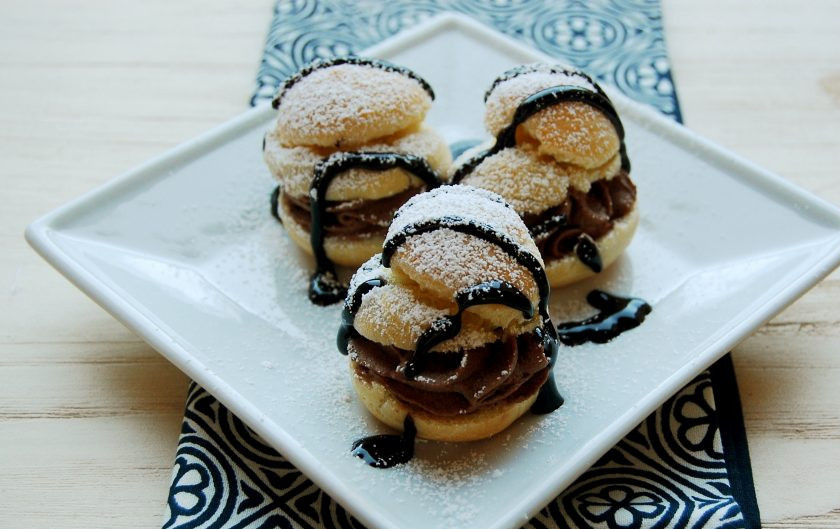 1. Этап. Профитроли с ромовой начинкой: 7. Укройте крем вторым кусочком. По желанию добавьте оформление. Наслаждайтесь!