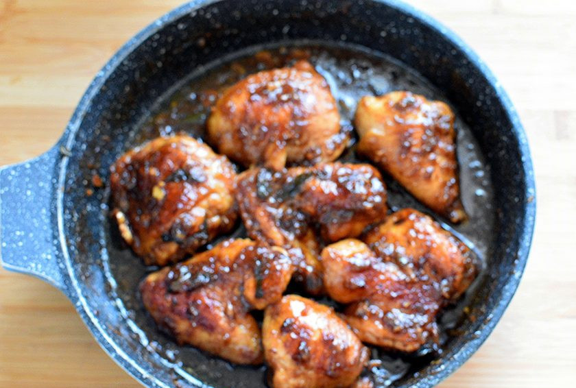 1. Этап. Курица в имбирно-пивной глазури: Курица готова, когда лишняя жидкость из соуса уварится почти вся, а кусочки полностью покроются глянцевой ароматной глазурью.