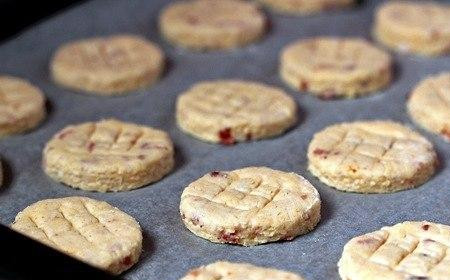 1. Этап. Печенье с беконом и сыром: Печенье выкладываем на противень, укрытый бумагой для выпекания. И отправляем в предварительно разогретую до 180 градусов духовку на 15-20 минут.