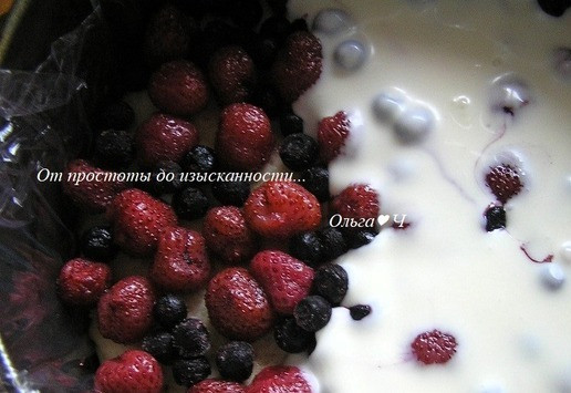 1. Этап. Торт Белый танец: Соберите торт. Остуженный корж верните в форму для выпечки, застеленную пищевой пленкой, выложите клубнику и чернику (можно не размораживать). Для того, чтобы ягоды не всплыли, залейте муссом в два приема - сначала покройте только ягоды и уберите в холодильник на 15-20 минут.