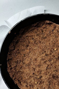 1. Этап. Карамельный чизкейк с облепихой: Форму диаметром 16 см застелить пергаментной бумагой. У меня такой формы нет. Я ж не кондитер :). Я взяла форму 24 см и увеличила количество ингредиентов в 1,5 раза. Только основу. Начинка осталась по норме. Чизкейк получился вполне нормальный по высоте. Распределить крошку по дну формы, утрамбовывая и формируя бортики примерно 1,5 см высотой. Край выравнивать не обязательно.