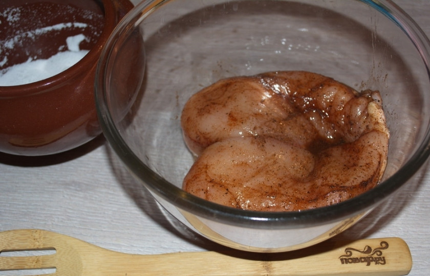 1. Этап. Балык из мяса: Скоро пасхальные праздники, и многие любят на праздничный стол подавать бутерброды с балыком или чем-то копченым. Копченые продукты не слишком полезны для нас. Так что будем делать дома доступный и вкусный балык. Итак, мясо индейки или курицы (берем только филейную часть без костей) нужно вымыть и обсушить. В отдельной емкости смешайте соль, сахар, черный молотый перец, 2 ч. ложки паприки, 1 ч. ложку красного горького молотого перца, размолоть лавровый лист в пудру и добавить его в маринад. Добавьте водку, и этой кашицей натрите все мясо. Само мясо поместите в миску.