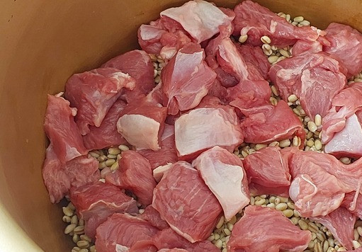 1. Этап. Перловая каша с индейкой Полевая кухня: Порезанную голень индейки выложить на крупу.