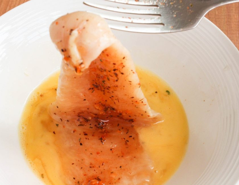 1. Этап. Куриные отбивные в панировке: 3. В миску вбейте яйцо и разболтайте его вилкой. Каждое филе окуните с двух сторон в яичную смесь.