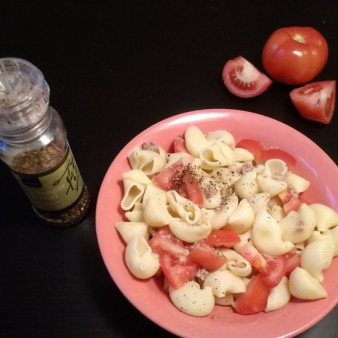 Салат с тунцом, макаронами и помидорами