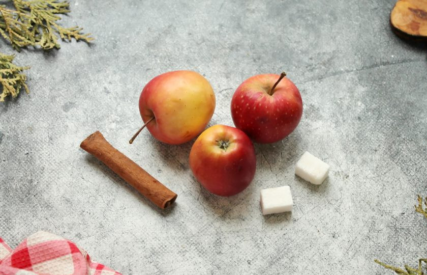 1. Этап. Яблочное повидло в духовке на зиму: Подготовьте все необходимые ингредиенты для приготовления яблочного повидла в духовке на зиму. Яблоки переберите, вымойте и обсушите.