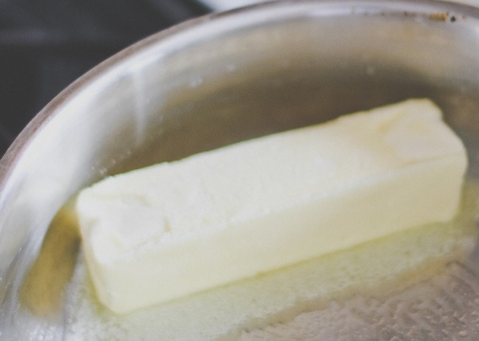 1. Этап. Печенье с виски и шоколадом: 1. В сотейнике растопите сливочное масло.