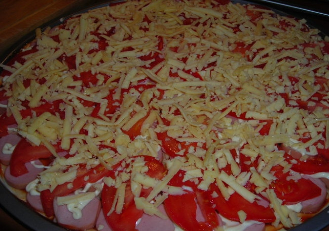 1. Этап. Пицца с сосисками и сыром: 6. Второй половиной сыра посыпаю помидоры.