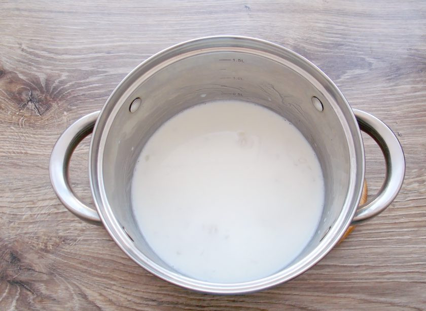 1. Этап. Рисовая каша на сгущенном молоке: Молоко доведите до кипения и влейте в кастрюлю с кашей. Перемешайте и посолите.