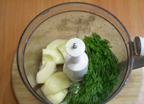 1. Этап. Зеленый коктейль с дыней: В чашу измельчителя кладем дыню и зелень, наливаем (если нужно) воду.