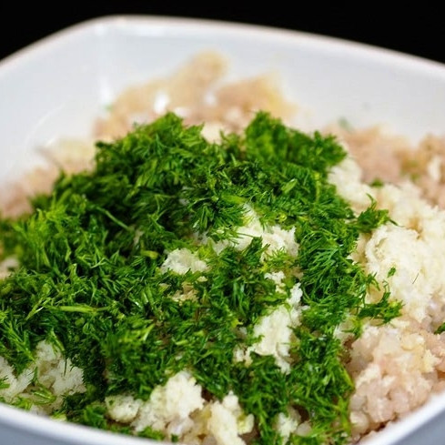 1. Этап. Рыбные котлеты с рисом: Добавляем нарезанный укроп.